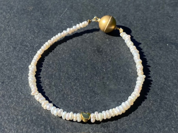 Armband Miniherz mit Süßwasserperlen und vergoldetem Herz | LIEBlingsSTÜKKE