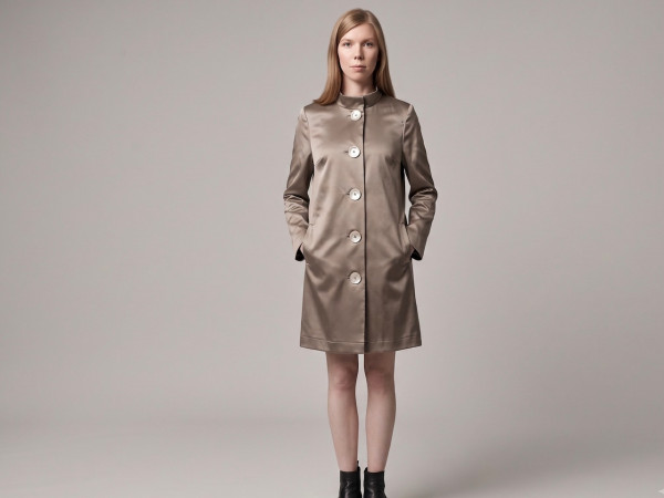 Eleganter Satin-Kurzmantel Taupe handgenäht | LIEBlingsSTÜKKE