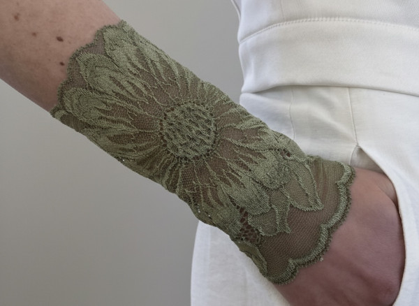 Feine Stulpen aus Spitze – handgenäht in Deutschland