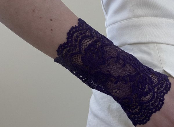 Feine Stulpen aus Spitze – handgenäht in Deutschland