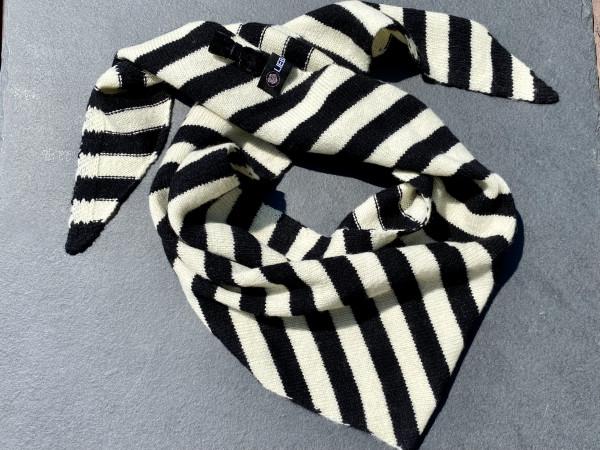 LIEBlingsSTÜKKE Dreieckstuch Ringel schwarz - ein außergewöhnliches Accessoire
