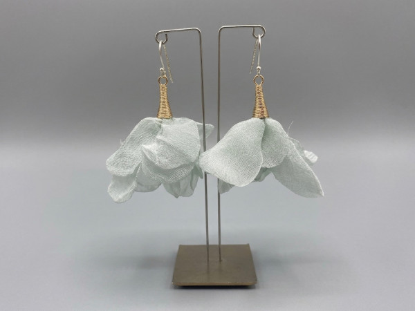 Federleichte Mesh-Ohrringe von LIEBlingsSTÜKKE. Handgefertigt mit 925er Sterlingsilber-Haken. Jetzt handgemachte Unikate entdecken!