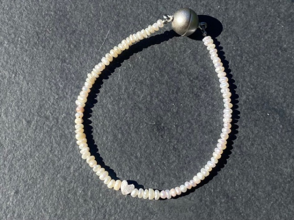 Armband Miniherz mit Süßwasserperlen und sillbernen Herz | LIEBlingsSTÜKKE