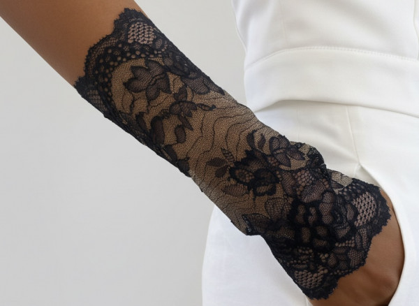 Feine Stulpen aus Spitze – handgenäht in Deutschland