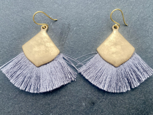 Boho-Ohrringe mit Gold-Haken & mattgrauer Quaste | LIEBlingsSTÜKKE