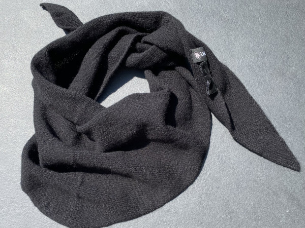 LIEBlingsSTÜKKE Dreieckstuch Lora schwarz - ein außergewöhnliches Accessoire