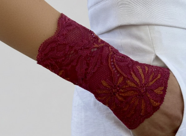 Feine Stulpen aus Spitze – handgenäht in Deutschland