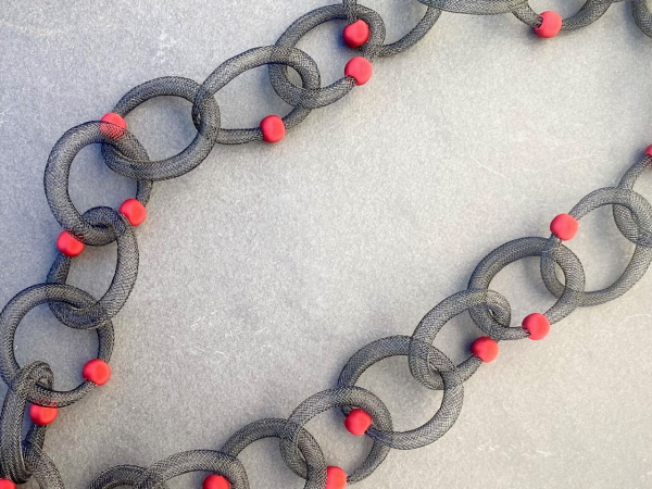 LIEBlingsSTÜKKE Statement-Kette "Leichtigkeit" – 100 cm, Schwarz-Rot, Nylon & Perlen, Handgefertigt